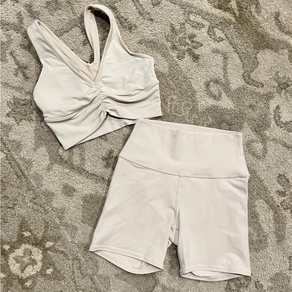 ALO Yoga Women’s Light Beige Bike Shorts